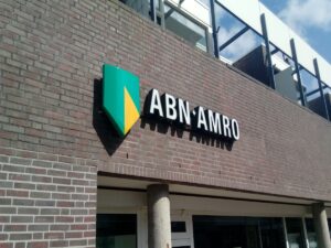 De Nederlandsche Bank legt ABN AMRO boete van €8,5 miljoen op wegens tekortschietende anti-witwascontroles