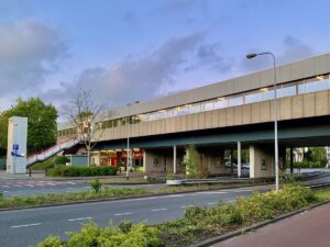 Politie houdt vier mannen aan na inval wegens vermoedelijke illegale kansspelen in horecazaak onder Noorderstation Groningen